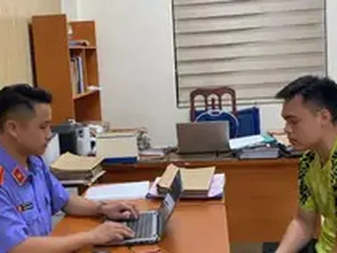 Khởi tố người đàn ông xịt nước vào thợ tháo dỡ nhà sát vách