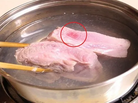 Luộc thịt mãi vẫn hồng, có phải nguồn nước bẩn? Chuyên gia nói điều ít người biết