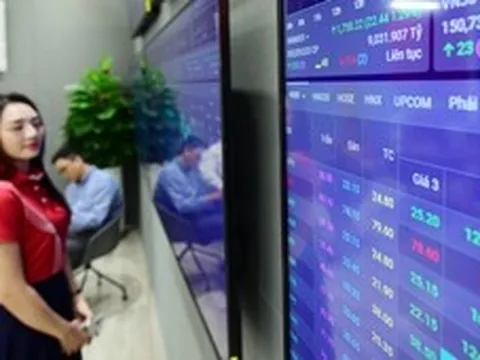 Đọc nhanh 5-8: Giá dầu 'tụt dốc', vàng lên 4.100 rồi quay đầu, chứng khoán đồng loạt tăng