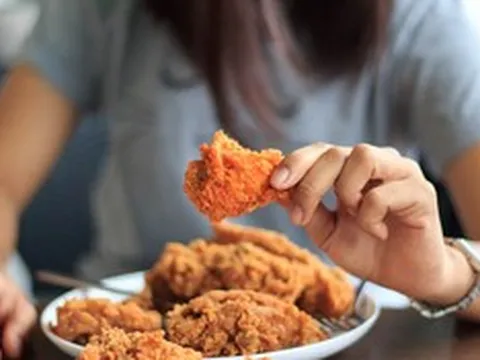 5 thói quen ăn tối tưởng vô hại nhưng "âm thầm" ảnh hưởng đến sức khỏe, cái số 1 nhiều người vẫn mắc