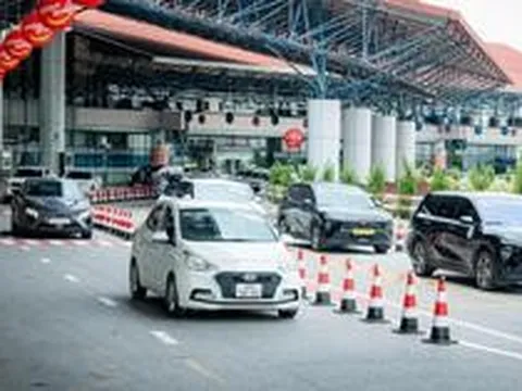 Grab phát thông báo quan trọng về vị trí đón, giá cước mới đến toàn bộ khách hàng đặt xe tại sân bay Nội Bài