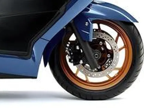 Suzuki Burgman 400 ABS trình làng bản nâng cấp tương thích xăng E10, gây sức ép lên Honda SH350i và Yamaha XMAX 300