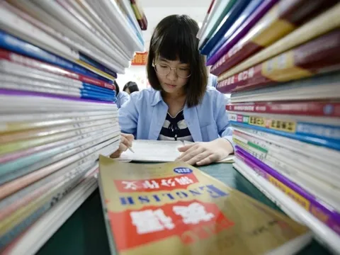 Thế giới làm gì để phụ huynh bớt nặng gánh tiền sách giáo khoa?