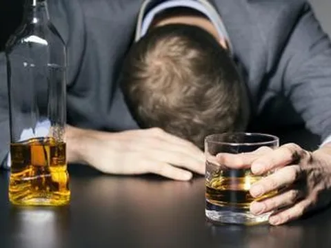 Ngứa kéo dài khiến người bệnh lạm dụng rượu để ngủ, bác sĩ cảnh báo hệ lụy