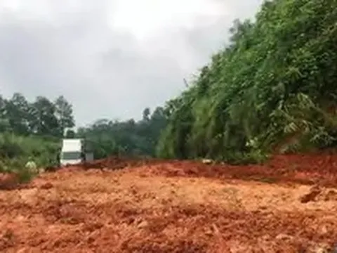 Mưa lớn gây sạt lở nhiều tuyến đường ở Lào Cai, ách tắc cục bộ