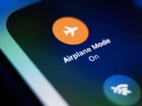 Khi sạc điện thoại, có nên bật chế độ máy bay?