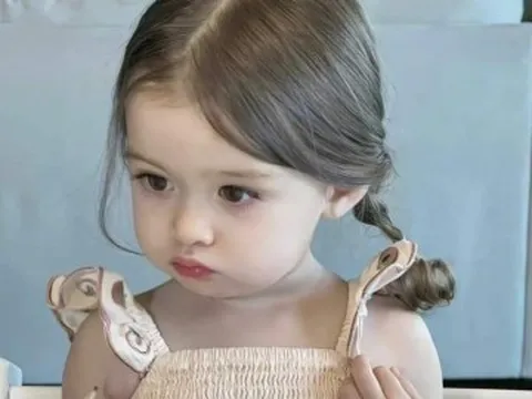 Bà nội định đặt tên cháu là Hoa Tươi, bố đứa trẻ quyết đổi thành cái tên khác rất đẹp