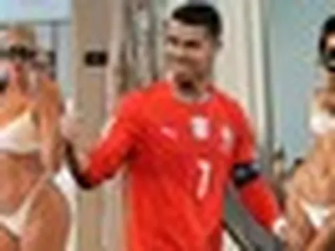 Vợ sắp cưới Ronaldo bị chê béo, tình cũ tung ảnh khoe body top 0,01% thế giới