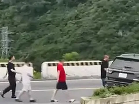 Xác minh clip nhóm người dừng ô tô ngay khúc cua trên đèo Hải Vân để ngắm cảnh