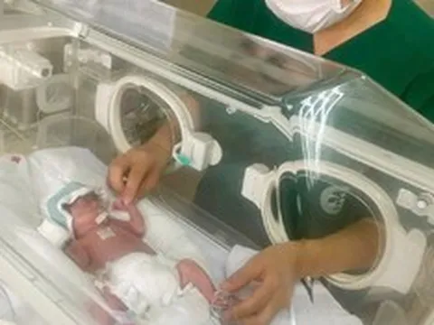 Kỳ tích cứu sống em bé sinh non 25 tuần, nặng chưa đầy 700 gram