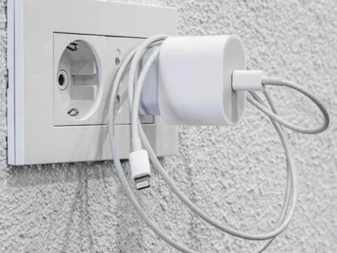 Rủi ro tiềm ẩn khi cắm củ sạc cả ngày dù không dùng