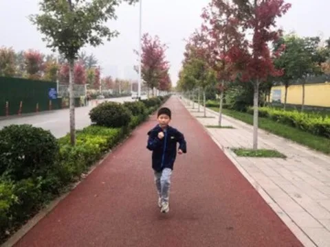 Nghe bác sĩ thông báo em trai phải nằm viện, cậu bé 9 tuổi mỗi ngày chạy 10km để cứu em