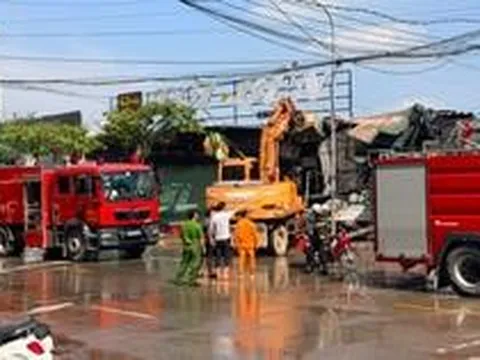 Hà Nội: Cháy cơ sở phế liệu trên đường 25m, huy động máy xúc phá dỡ tôn quây