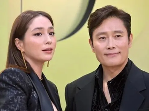 Điều đặc biệt trong tiệc kỷ niệm ngày cưới của tài tử nổi tiếng và vợ kém 12 tuổi