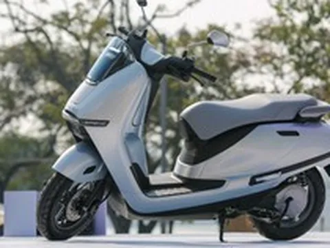 Một chiếc xe máy điện Honda đang khan hàng, đội giá hàng triệu đồng tại đại lý