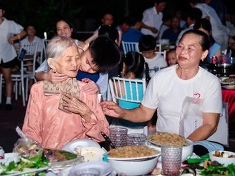 Cụ bà 94 tuổi ở Ninh Bình cùng 81 con cháu đi du lịch, xúc động phút sum vầy