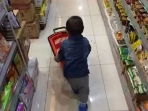 Con lén giấu đồ của siêu thị mang về nhà, ứng xử thông minh của người mẹ khiến ai cũng tấm tắc khen