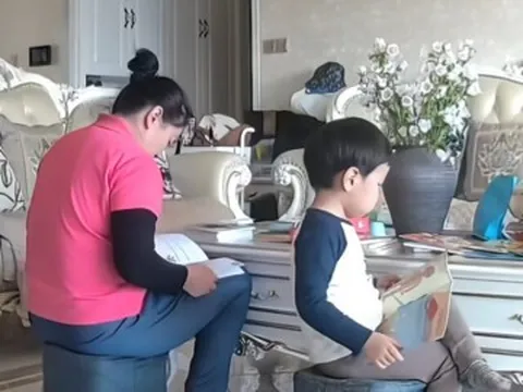Đoạn clip 15 giây ghi lại cảnh bé trai ở nhà với bảo mẫu, mẹ đăng lên mạng hút 3 triệu lượt xem