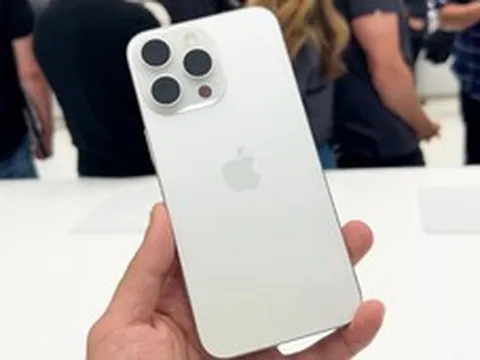 iPhone 15 Pro Max giảm hơn một nửa giá