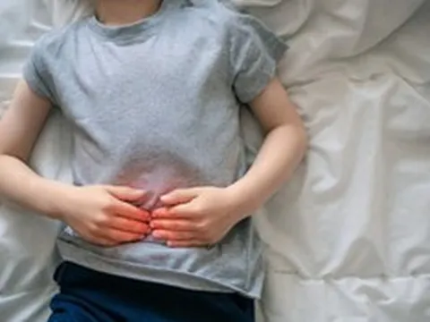 Bé gái 9 tuổi đau bụng, buồn nôn, bác sĩ gắp ra thứ đáng sợ trong bụng