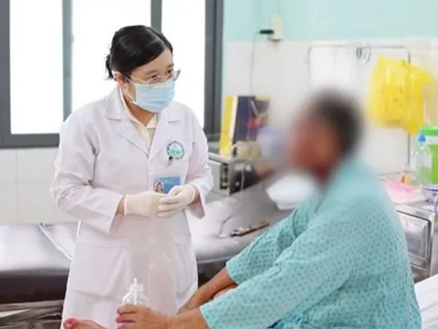 Người đàn ông 51 tuổi nguy kịch sau khi dùng loại thuốc nhỏ mắt "quen thuộc"