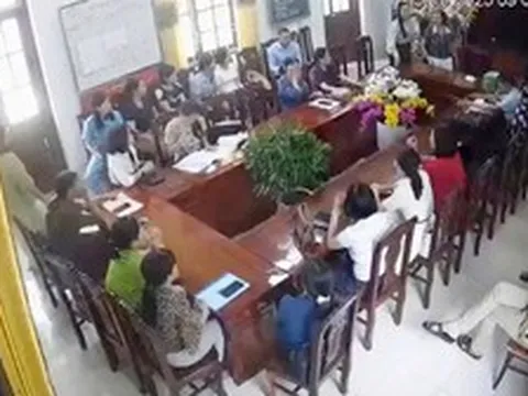 Hiệu trưởng đập bàn, ném cốc khi họp bàn giao ở Ninh Bình: Thông tin mới nhất