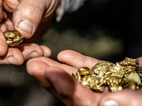 Phát hiện khối lượng lớn vàng, bạc, hổ phách nằm rải rác tại một tuyến cao tốc