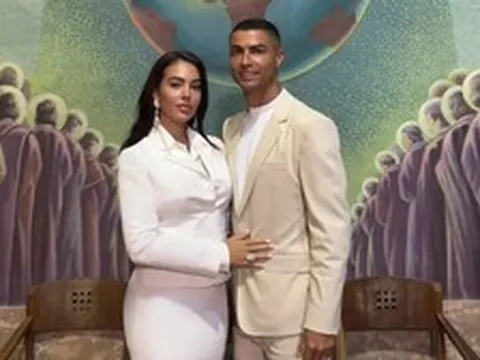 Có hơn 1 tỷ USD, tại sao Ronaldo lại chỉ tổ chức đám cưới cho vợ người mẫu trong phòng khách nhà riêng?