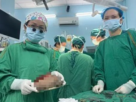 Bé 5 ngày tuổi có khối u quái nặng 1,3 kg