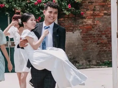 Yêu cô gái yếu chân từ lần đầu gặp, chàng trai Ninh Bình bế đi đăng ký kết hôn