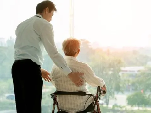 Chỉ khi về già tôi mới nhận ra: Những người sống tiết kiệm để tiền lại cho con cái là cách làm sai lầm