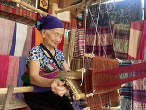 Khi nhà sàn, thổ cẩm trở thành "tài sản du lịch" của người dân miền núi