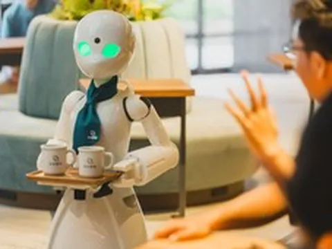 Quán cà phê tuyển bệnh nhân điều khiển robot phục vụ: Tương lai làm việc mới cho những người không thể xuống giường?