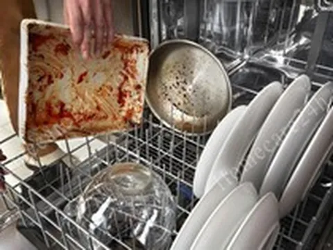 Vì sao máy rửa bát chạy xong mà bát đĩa vẫn bẩn? Thợ sửa chữa chỉ ra 1 nguyên nhân nhiều người bỏ qua