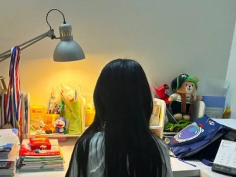 Mất ăn mất ngủ vì người yêu cũ của vợ là thầy giáo của con gái