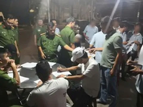 Công an kiểm tra một bãi xe lúc 4 giờ 30 phút