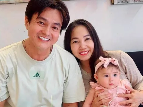 Sau 9 năm kết hôn, nam diễn viên Cao Minh Đạt hạnh phúc khoe con gái là "bản sao" của bố