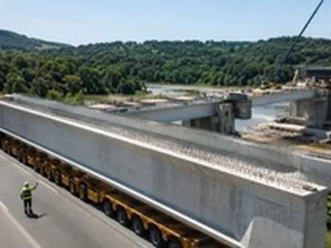 Phát hiện 12 dầm thép nặng 55 tấn được xe dẫn đường hộ tống, âm thầm thực hiện một nhiệm vụ quan trọng