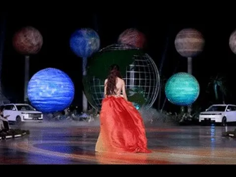 Hoa hậu Lương Thùy Linh ngã nhào giữa sân khấu Miss World 2026