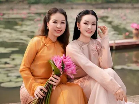 Tiến sĩ Tân Nhàn được bạn bè gửi lời chúc mừng, người đẹp Ngọc Trinh hở bạo