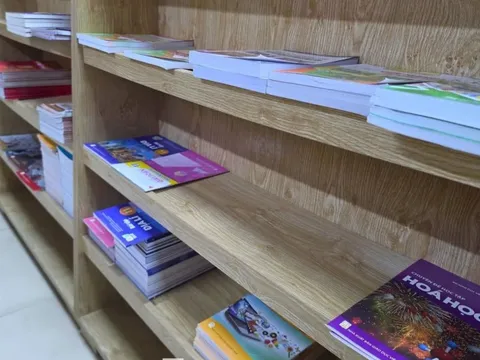Sách giáo khoa khan hàng, phụ huynh Nghệ An 'đỏ mắt' tìm mua