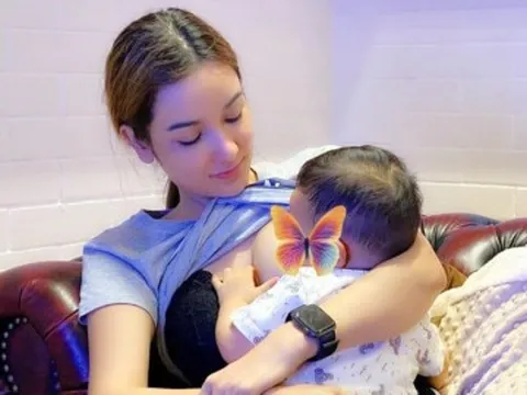 Mẹ bỉm xinh đẹp, dáng nõn nà cho con ăn khiến dân tình nức nở "Bố đứa trẻ thật hạnh phúc!"