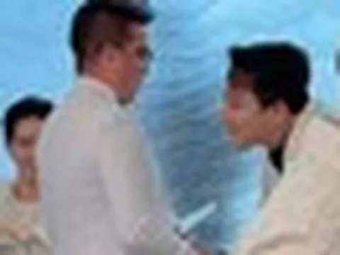"Ông hoàng nhạc Việt" xuất hiện, Trấn Thành đứng bật dậy, cúi người chào lễ phép