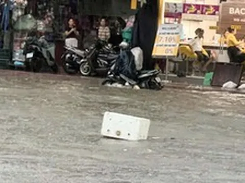 Đang trú mưa, hai người bị sét đánh thương vong