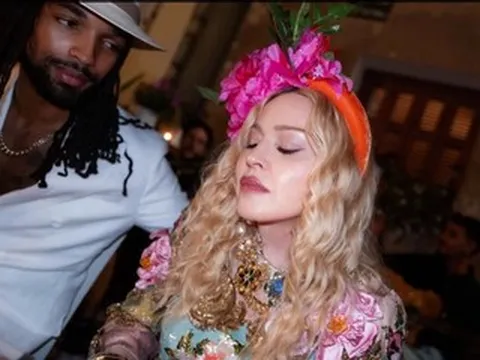 'Nữ hoàng nhạc Pop' Madonna đón tuổi 68 bên bạn trai kém 38 tuổi và 5 người con
