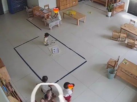 Camera giám sát ghi lại cảnh cô giáo đưa con vào khóc khuất, mẹ Việt bật cười khi thấy hành động tiếp theo của cô trò