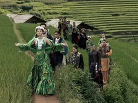 Cao Minh Tiến đưa Thu Quỳnh, Minh Cúc lên Mù Cang Chải trình diễn thời trang