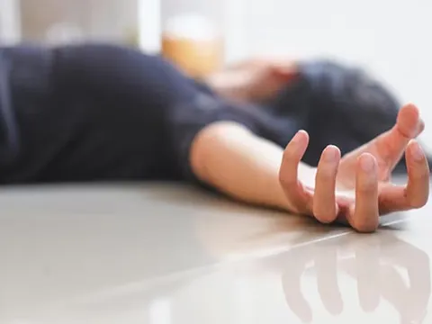 Người phụ nữ 22 tuổi tử vong sau 5 ngày đau họng, bác sĩ cảnh báo "chớ dại" tự làm điều này