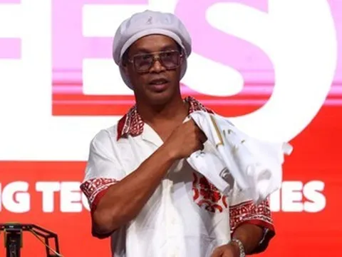 Cột mốc đặc biệt của Ronaldinho ở tuổi 46