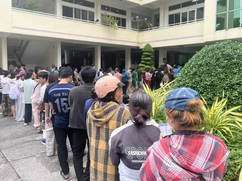 Phụ huynh TP.HCM nghỉ làm, xếp hàng cả buổi chiều để mua SGK cho con